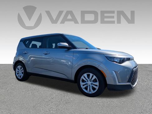 Used 2023 Kia Soul LX FWD image 3