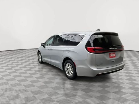 Used 2024 Chrysler Pacifica Touring-L FWD image 36