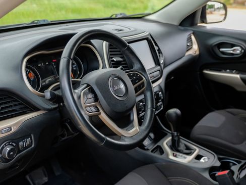 Used 2017 Jeep Cherokee Latitude w/ Safety/Convenience Group image 17