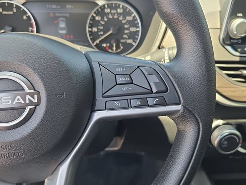Used 2025 Nissan Altima 2.5 SV FWD image 17