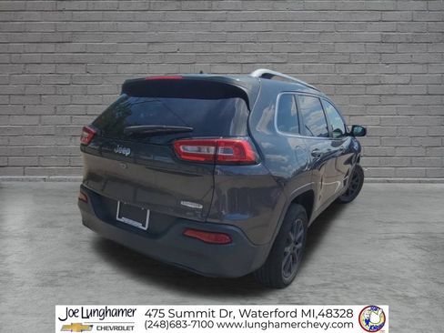 Used 2017 Jeep Cherokee Latitude w/ Safety/Convenience Group FWD image 9