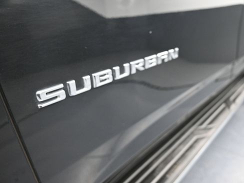 Used 2023 Chevrolet Suburban LT w/ Luxury Package image 41