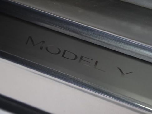 Used 2025 Tesla Model Y Long Range AWD/4WD image 25
