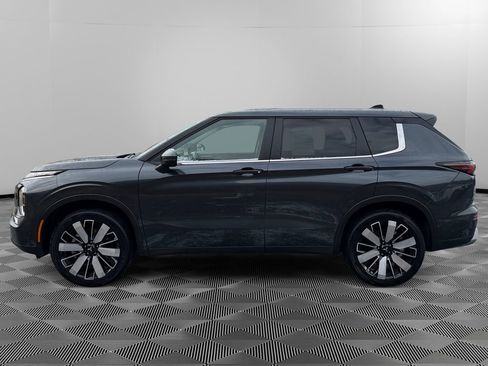 Used 2025 Mitsubishi Outlander SE image 4