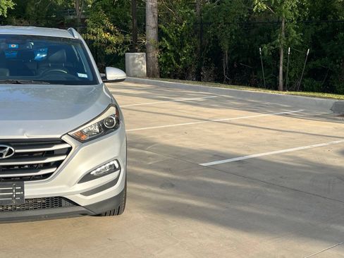 Used 2017 Hyundai Tucson SE Plus w/ Cargo Package FWD image 3