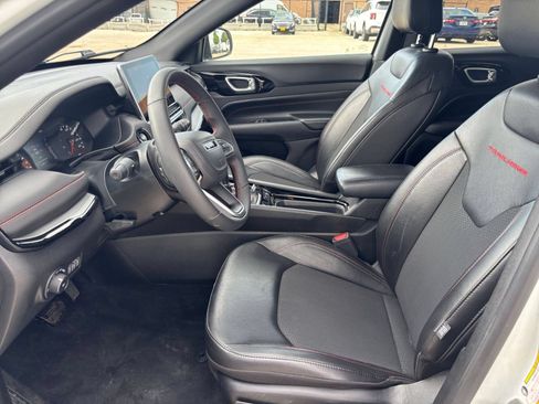 Used 2025 Jeep Compass Trailhawk AWD/4WD image 25