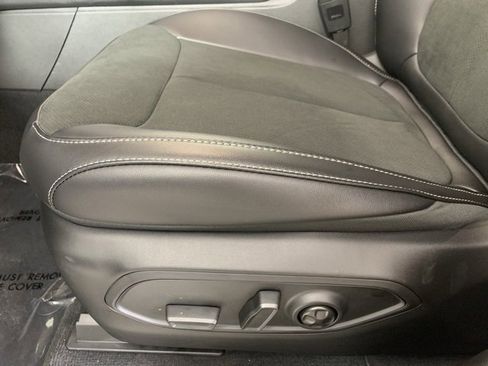 New 2025 Jeep Grand Cherokee Altitude image 12