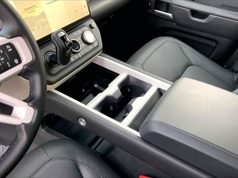 New 2026 Land Rover Defender 110 X-Dynamic SE image 10