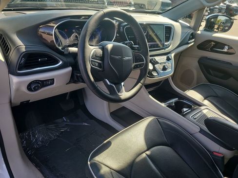 Used 2023 Chrysler Pacifica Limited FWD image 21