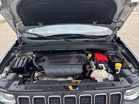 Used 2019 Jeep Renegade Sport w/ UConnect 7.0 Group AWD/4WD image 12