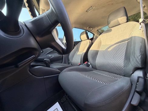 Used 2021 Nissan Versa S FWD image 10