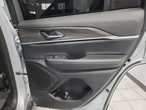 Used 2024 Jeep Grand Cherokee Limited AWD/4WD image 19