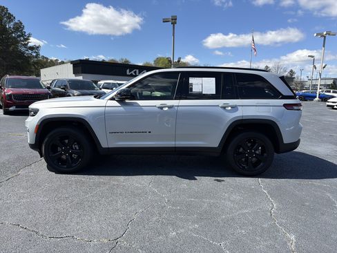 Used 2023 Jeep Grand Cherokee Altitude image 4