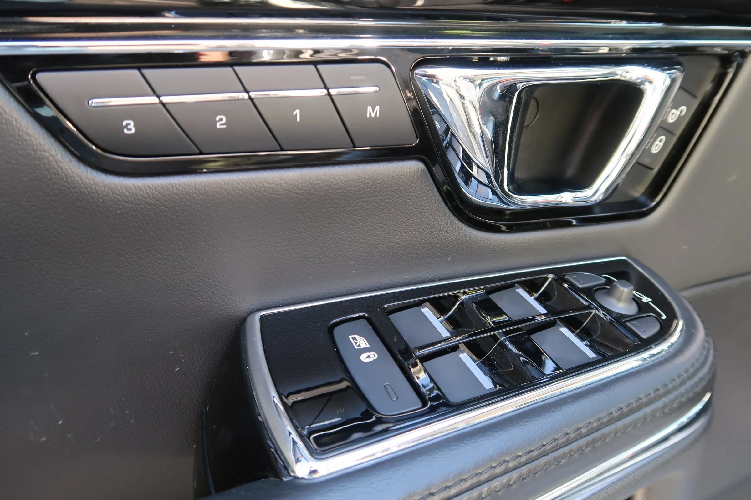 Used 2019 Jaguar XJ R-Sport RWD image 26