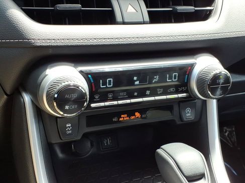 Used 2025 Toyota RAV4 XLE AWD/4WD image 18