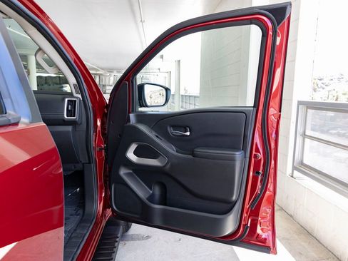 Used 2025 Nissan Frontier SV w/ SV Convenience Package RWD image 25