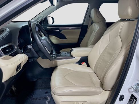 Used 2023 Toyota Highlander Limited FWD image 18