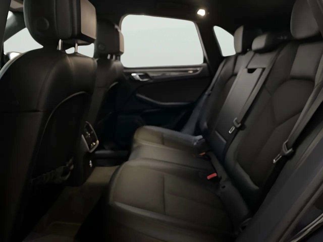 Used 2023 Porsche Macan AWD/4WD image 32