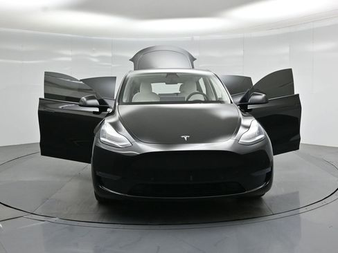 Used 2021 Tesla Model Y Long Range AWD/4WD image 23