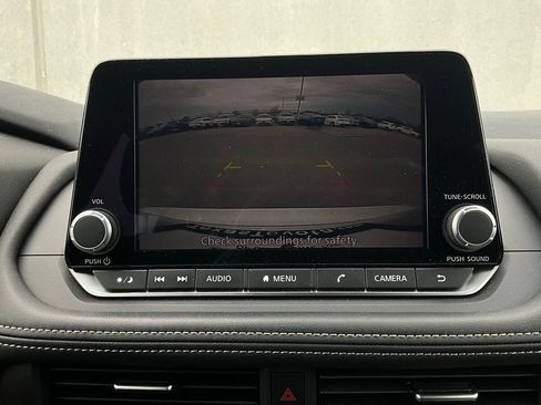 Used 2025 Nissan Rogue SV image 31