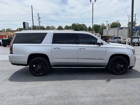 Used 2017 Cadillac Escalade ESV Luxury AWD/4WD image 6