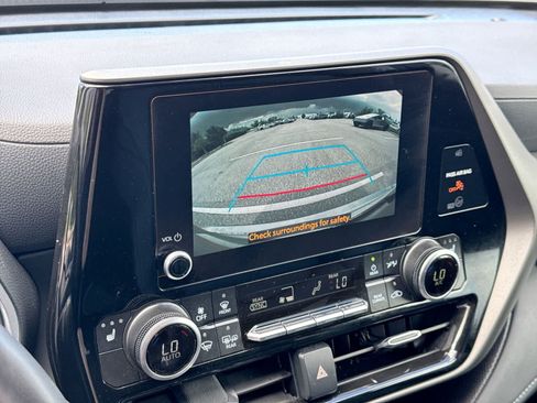 Used 2025 Toyota Highlander XLE FWD image 36