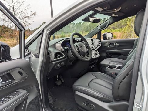 Certified 2026 Chrysler Pacifica Select w/ S Appearance Package image 36