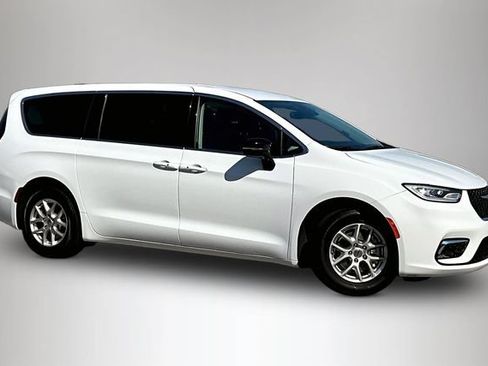 Used 2024 Chrysler Pacifica Touring-L FWD image 3