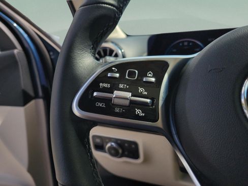 Used 2023 Mercedes-Benz GLB 250 4MATIC image 30