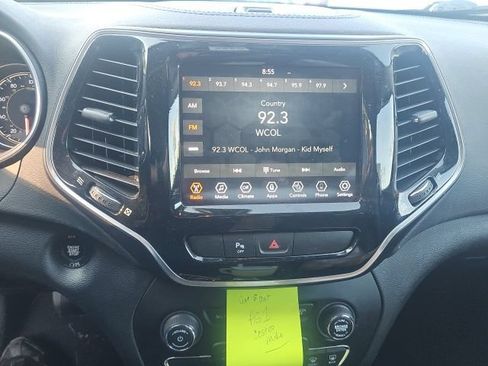 Used 2020 Jeep Cherokee Limited w/ Luxury Group AWD/4WD image 3