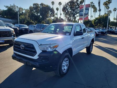 Used 2016 Toyota Tacoma SR image 4