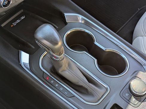 Used 2022 Chevrolet Traverse LT image 16