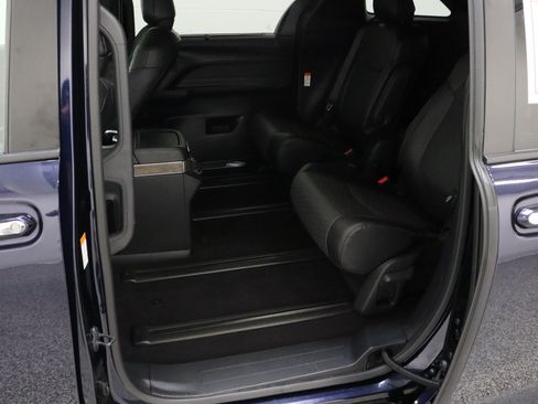 Used 2025 Toyota Sienna Platinum AWD/4WD image 31