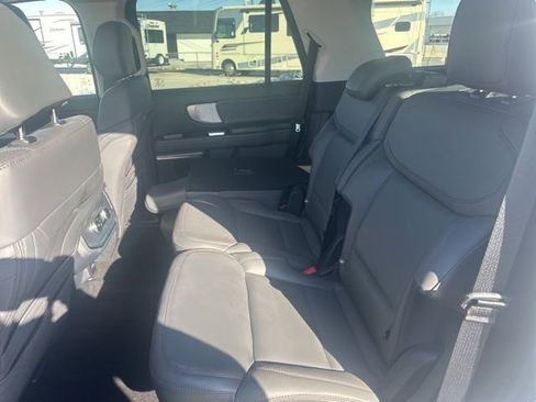 Used 2025 Ford Expedition Active image 9