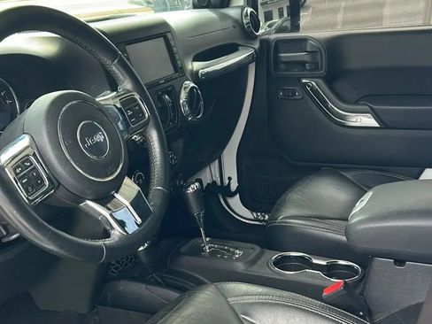 Used 2014 Jeep Wrangler Unlimited Sahara w/ Connectivity Group AWD/4WD image 8