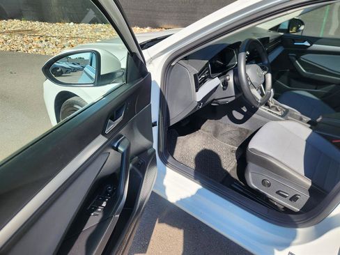 Certified 2025 Volkswagen Jetta SE w/ Sunroof Package image 23