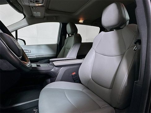 Used 2025 Toyota Sienna XLE image 11