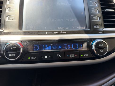 Used 2019 Toyota Highlander XLE FWD image 11