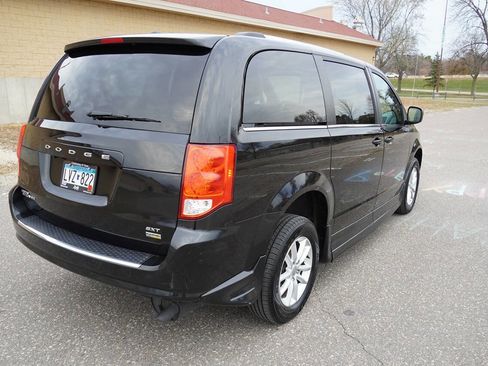 Used 2018 Dodge Grand Caravan SXT image 12