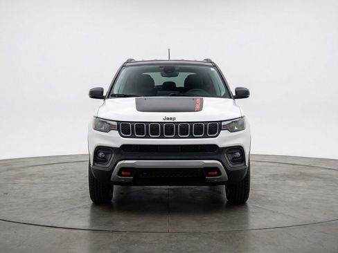 Used 2025 Jeep Compass Trailhawk AWD/4WD image 2