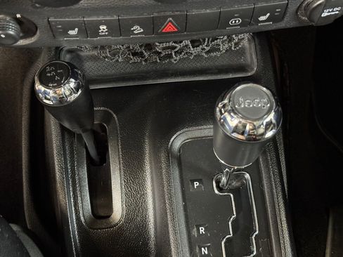 Used 2012 Jeep Wrangler Unlimited Sahara image 33