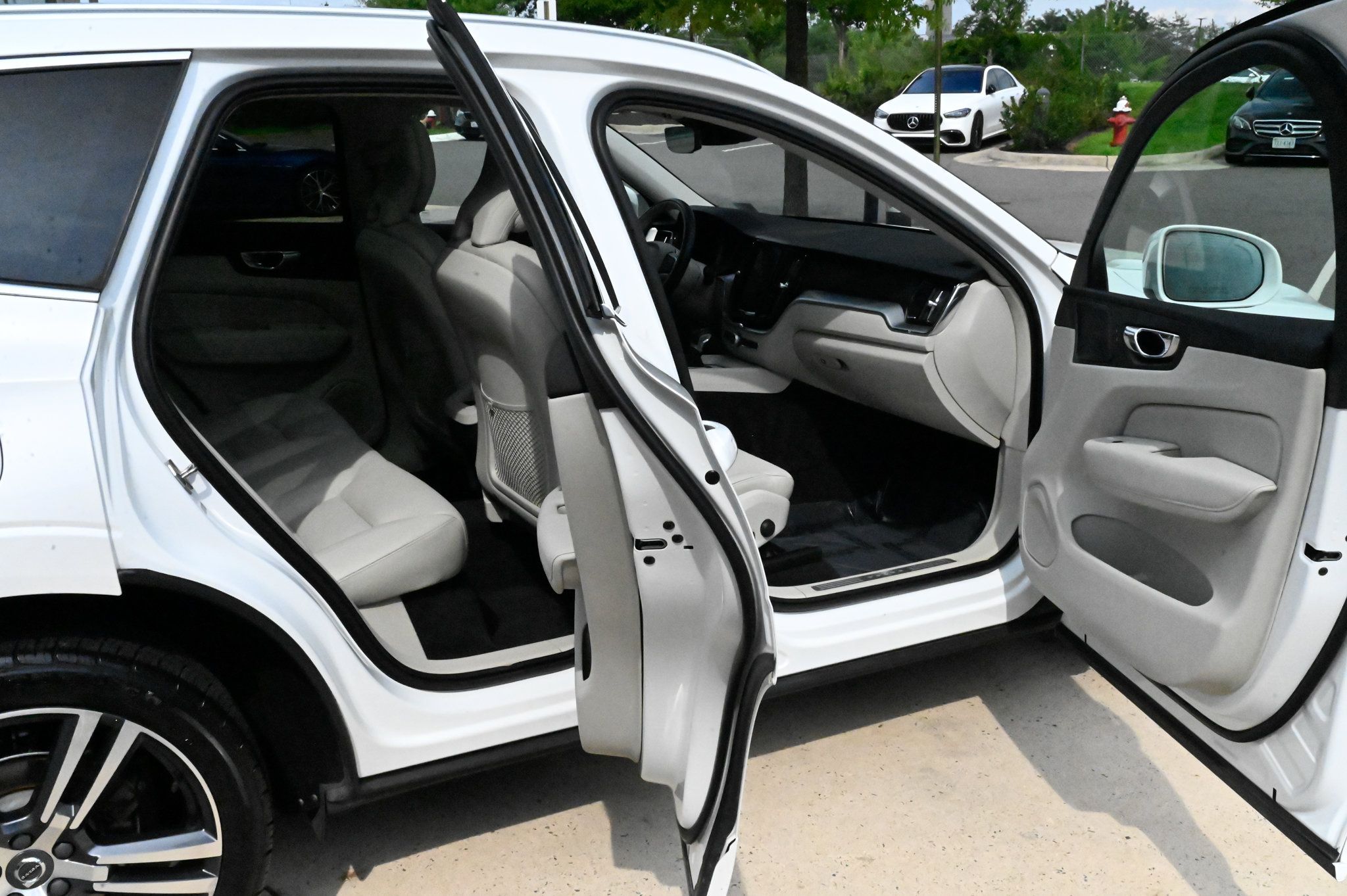 Used 2019 Volvo XC60 T5 Momentum w/ Multimedia Package AWD/4WD image 54