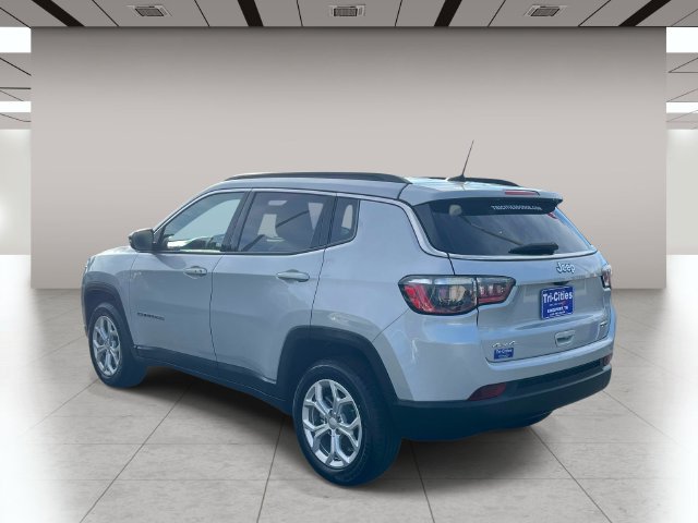 Used 2024 Jeep Compass Latitude AWD/4WD image 6
