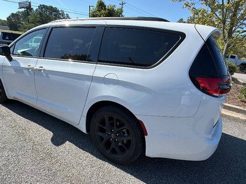 Used 2025 Chrysler Pacifica Limited FWD image 10