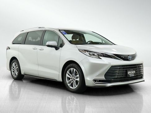 Used 2024 Toyota Sienna Limited image 7