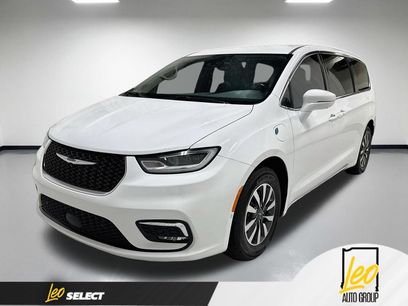 Used 2022 Chrysler Pacifica Touring-L w/ Uconnect Theater Family Group