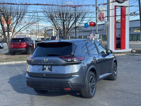 Used 2025 Nissan Rogue SV image 4