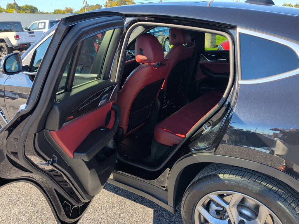 Used 2025 BMW X4 xDrive30i w/ Premium Package AWD/4WD image 10