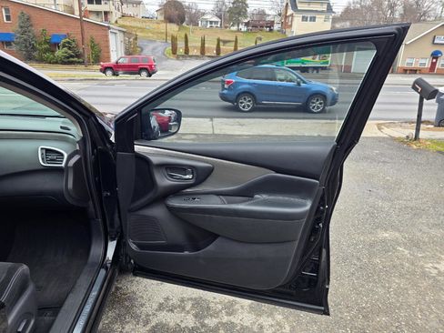 Used 2017 Nissan Murano SV w/ Premium Package image 15