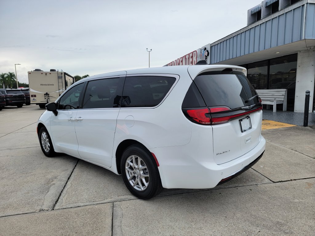 Used 2026 Chrysler Pacifica Select FWD image 3